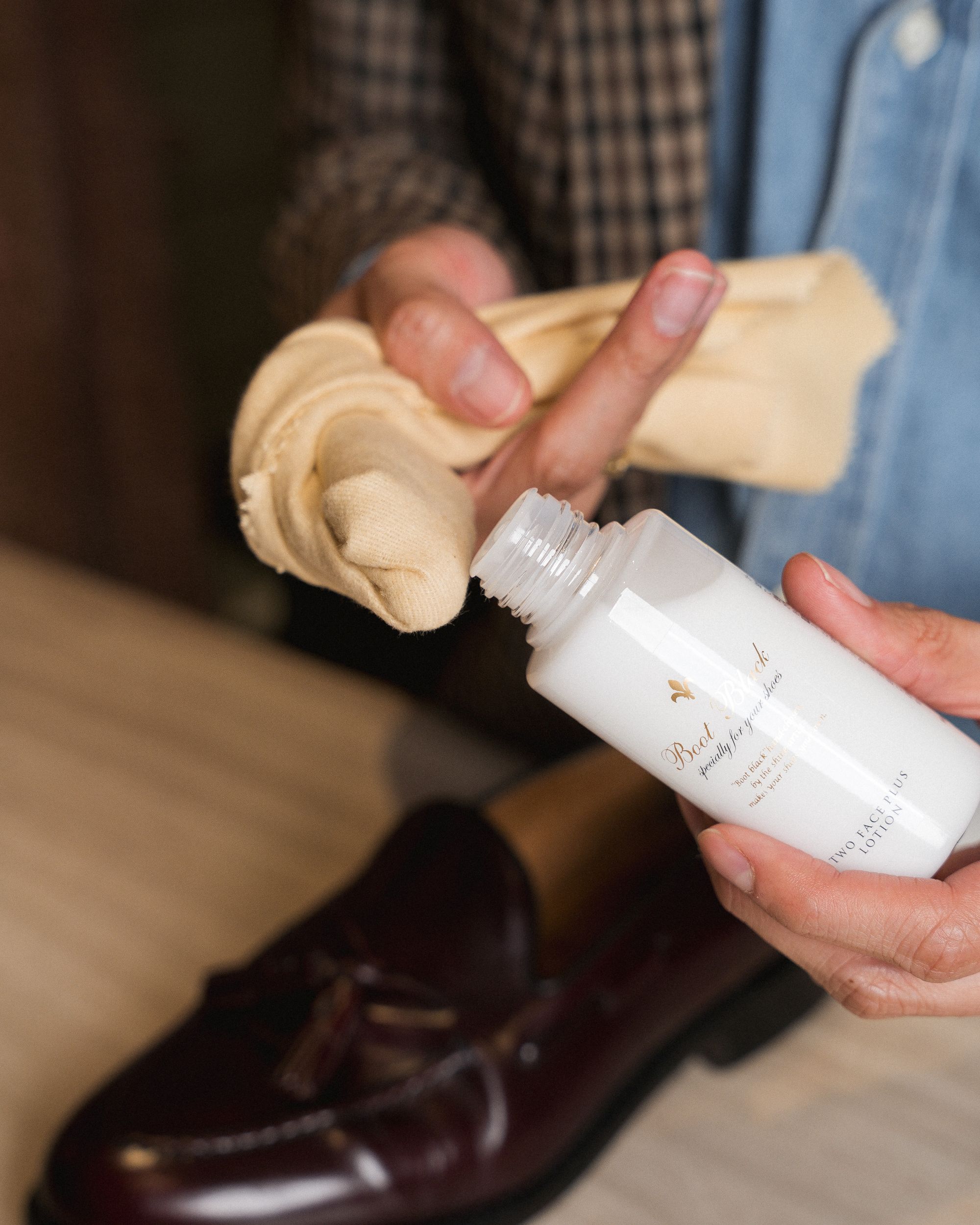 การทา Boot Black Two Face Lotion บนรองเท้าหนัง