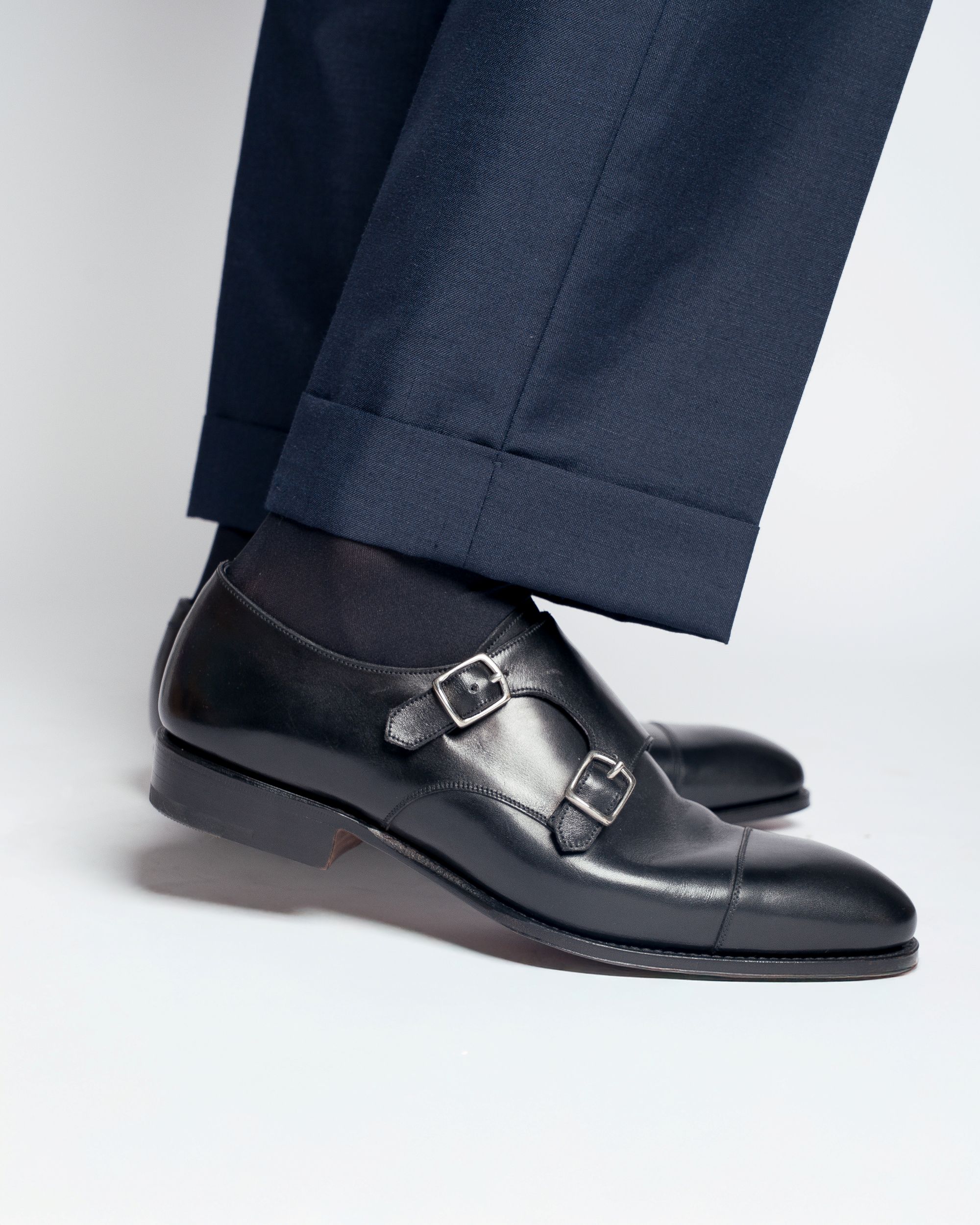 Carmina 80250 Double Monk Strap สีดำคู่กับกางเกงสูทสีกรมท่า