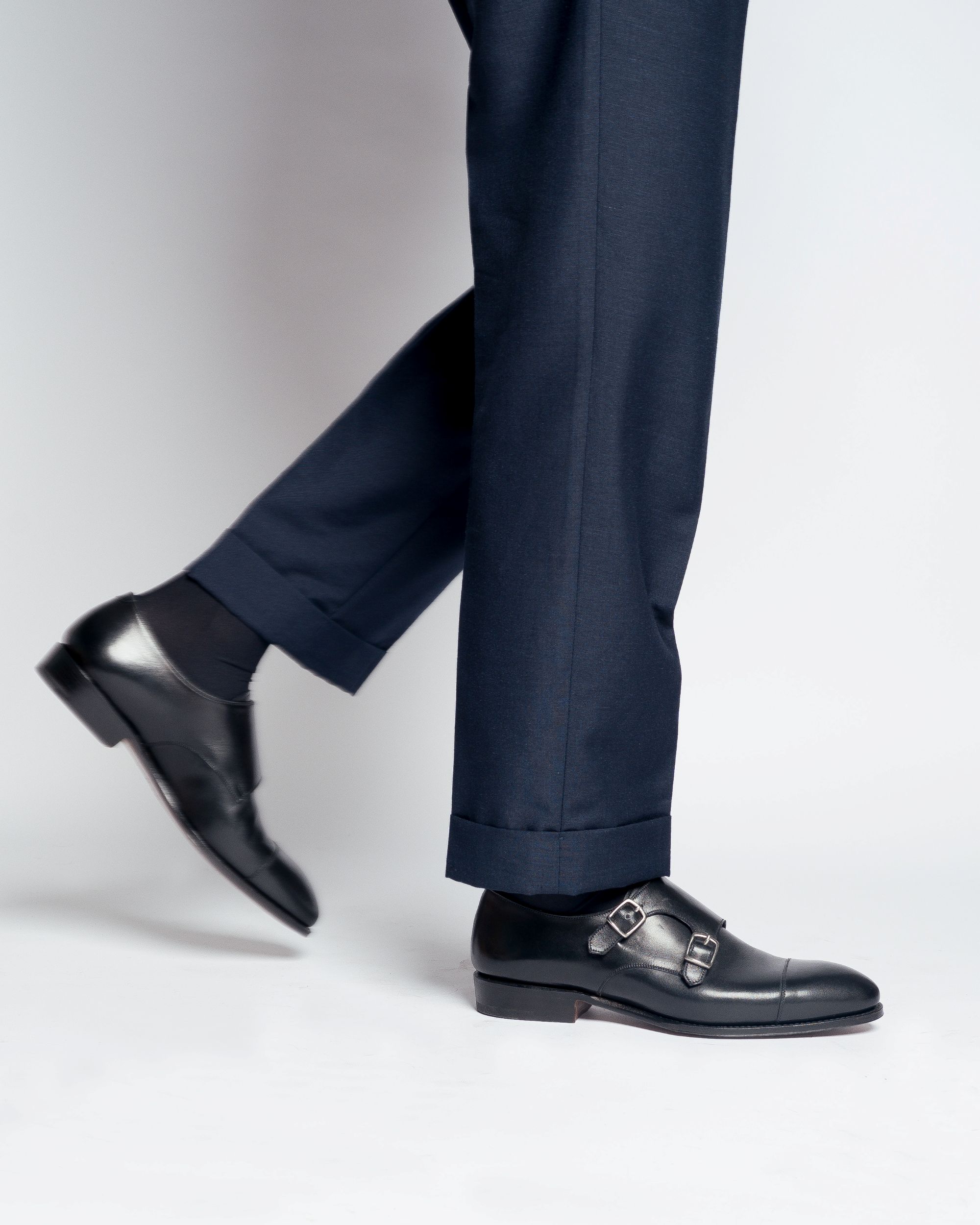Carmina 80250 Double Monk Strap ขณะก้าวเดิน
