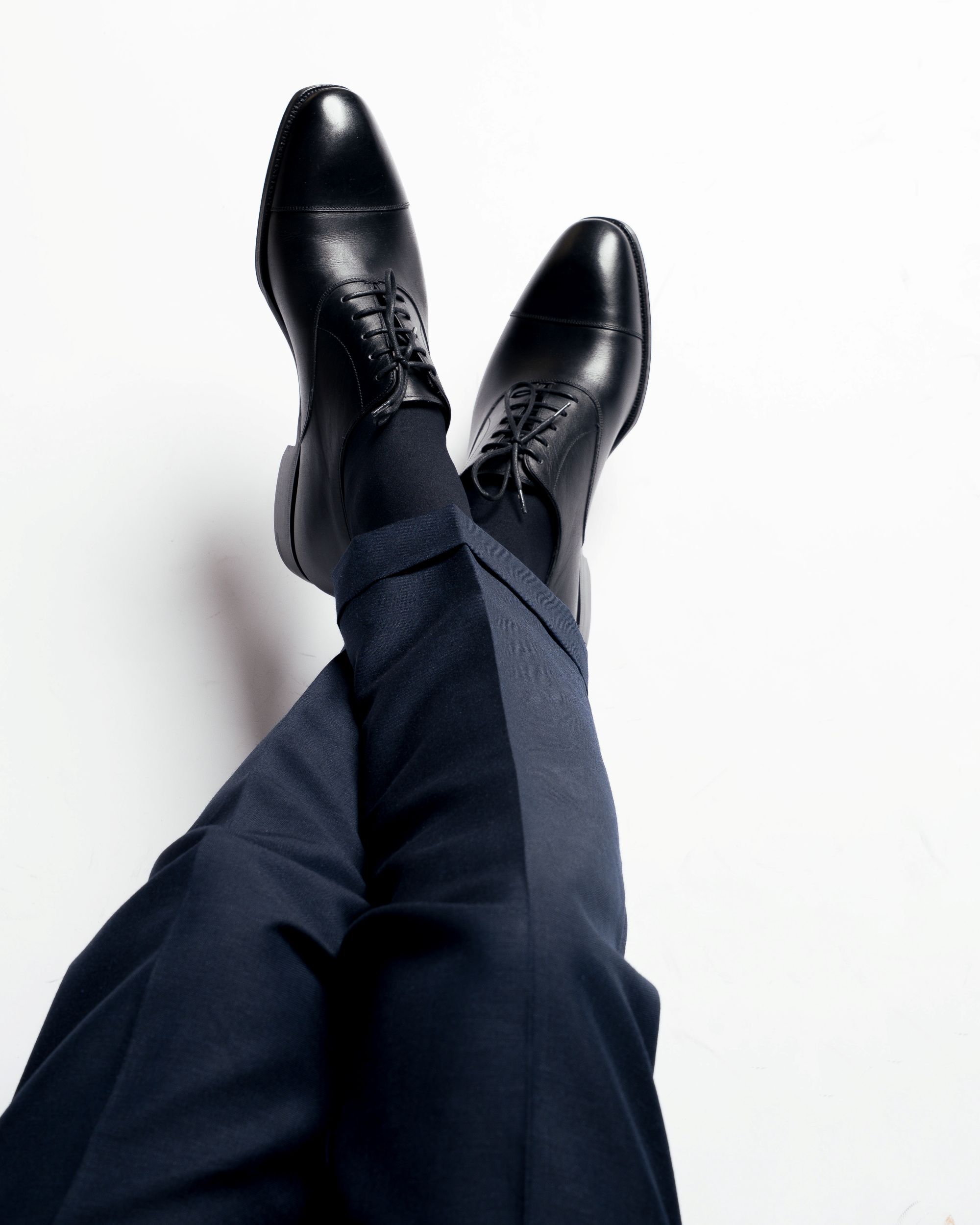 Carmina 80386 Cap Toe Oxford สีดำ มุมมองขณะยกขาขึ้น