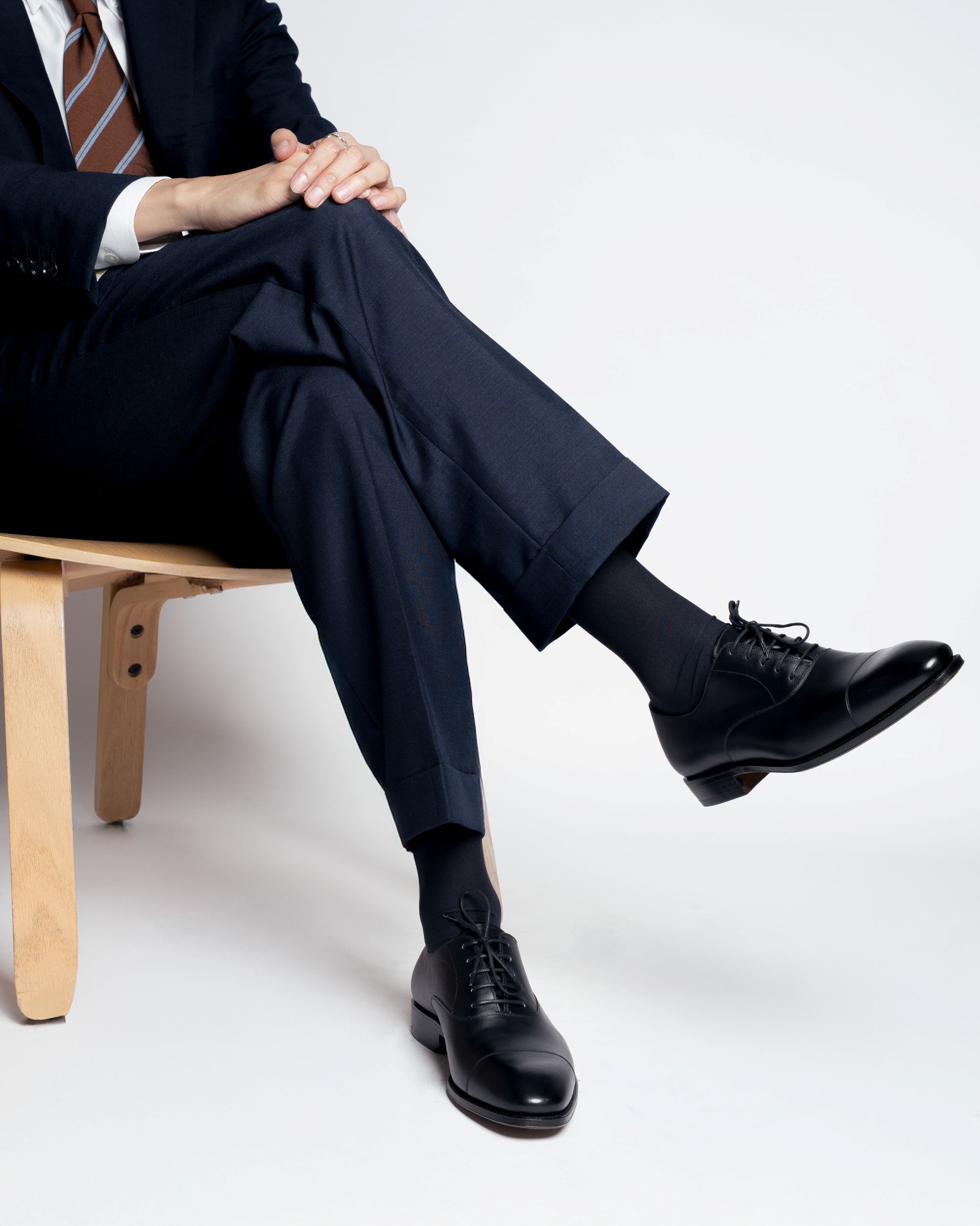 เจ้าบ่าวสวม Carmina 80386 Cap Toe Oxford นั่งไขว่ห้างบนเก้าอี้