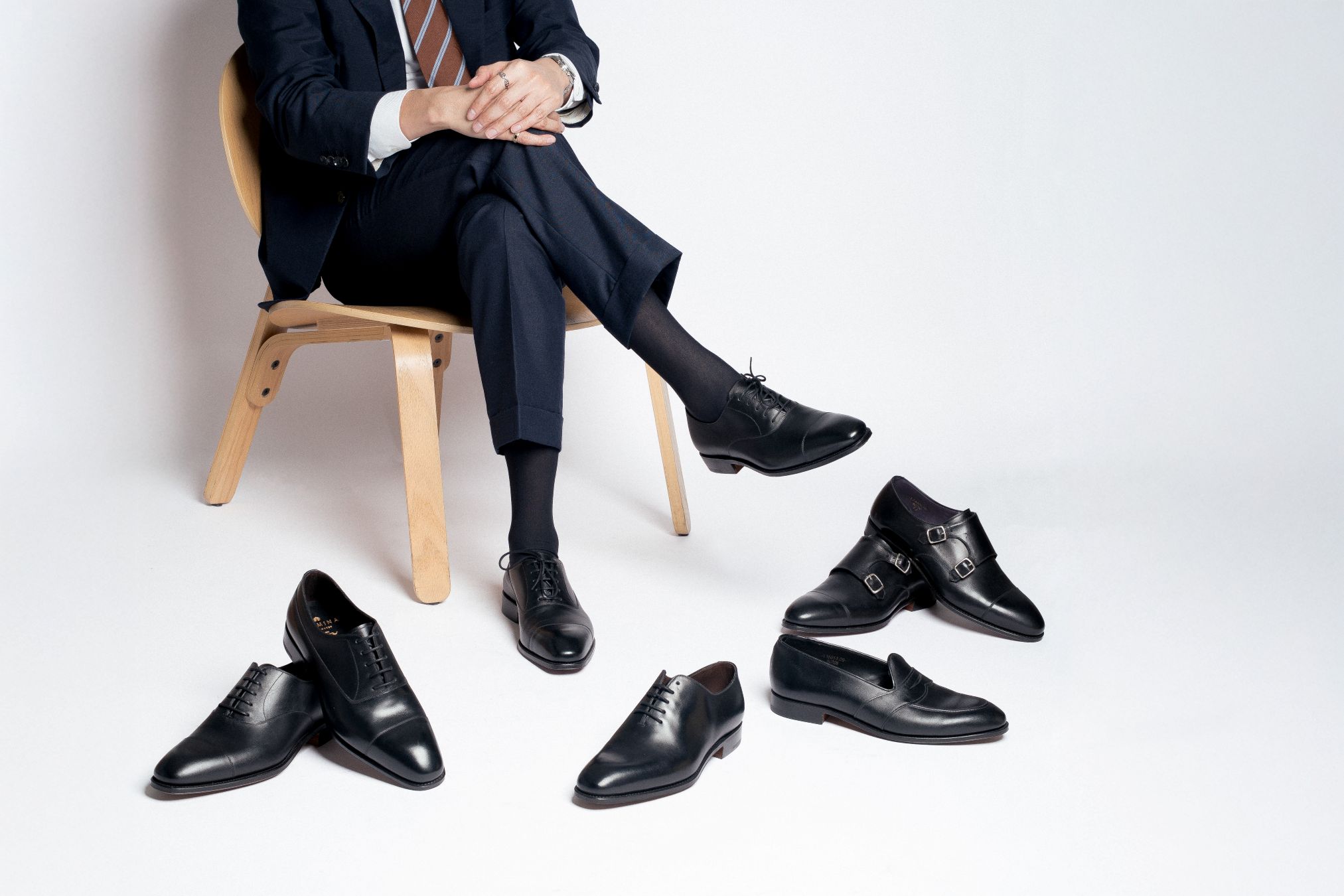 เจ้าบ่าวนั่งบนเก้าอี้พร้อมรองเท้า Carmina Shoemaker ห้าโมเดลสำหรับงานแต่งงาน